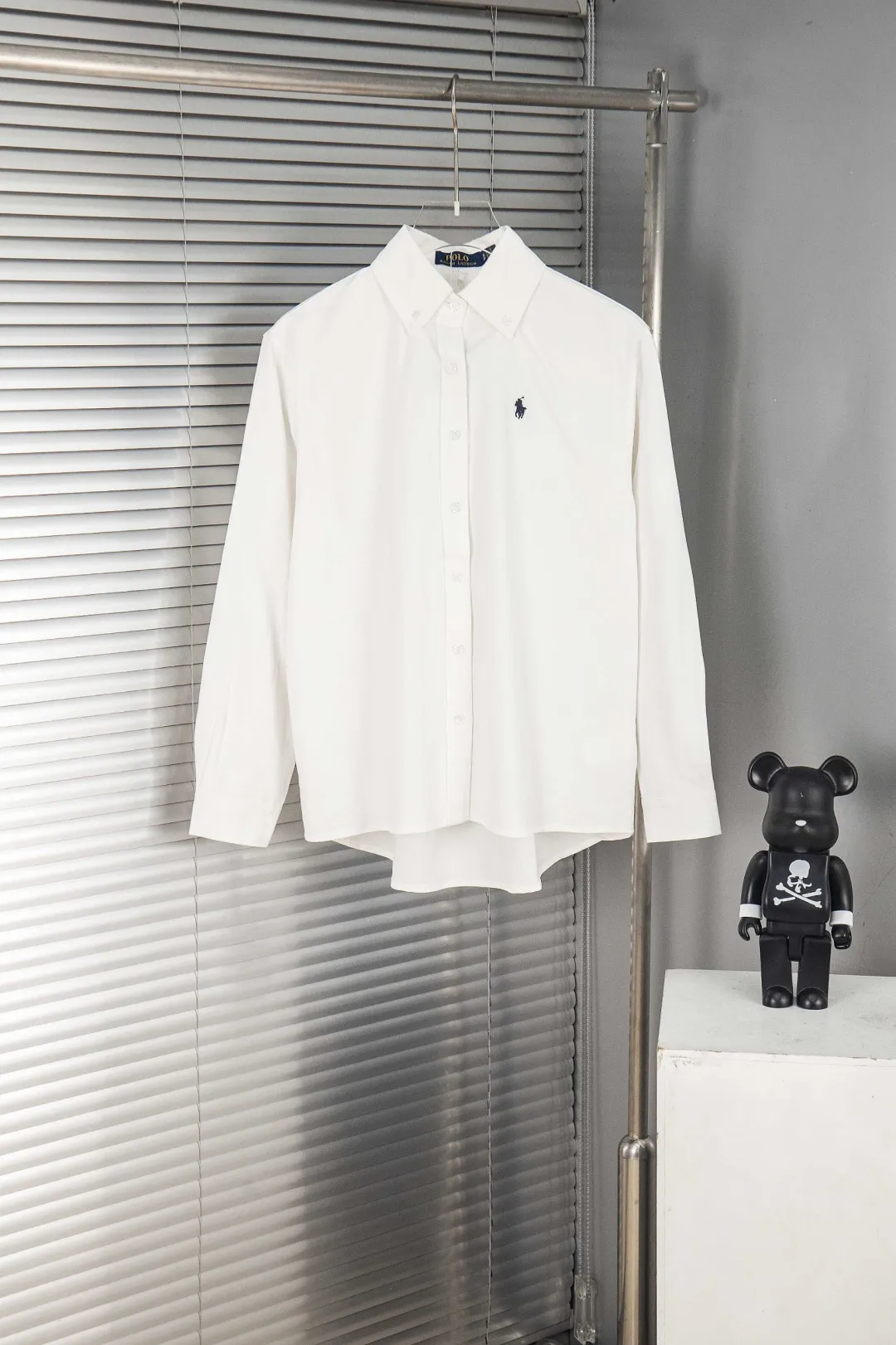 🅿️250 New: Style number: B141 Ralph Lauren/Ralph Lauren classic small label couple's long-sleeved shirt 1️⃣ Made of high-quality fabrics, the upper body is soft and comfortable, extremely delicate, and feels solid, smooth and soft. The fabric has the characteristics of being wrinkle-free and has an invincible feel. The details are perfectly handled! 2️⃣The workmanship details are perfectly controlled. They are all hemmed with vest technology, and the inside of the sleeves are also used. Different from the four-needle and five-thread workmanship, the collars are also all designed with interlining, showing high-end fashion and individuality, and the style is fashionable, simple and elegant! 3️⃣It is very youthful and energetic, and can be easily worn by both men and women. It is very in line with the fashion aesthetic concepts of today's young people! Color: Black, White, Navy Size: S, M, L, XL